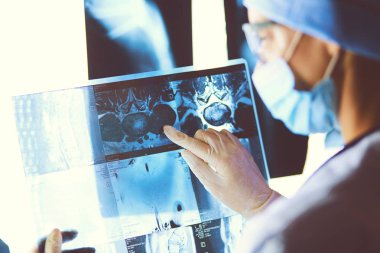 Hastanede röntgen çektiren iki kadın doktor..