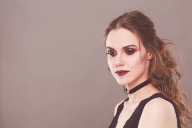 Güzel genç kadın yüz portresi. Gri arka plan üzerinde izole.