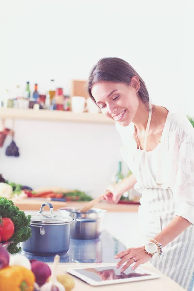用木勺在厨房里给女人做饭.做饭的女人 — 图库照片