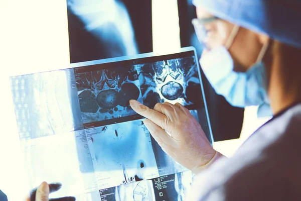 Zwei Ärztinnen betrachten Röntgenbilder in einem Krankenhaus. — Stockfoto