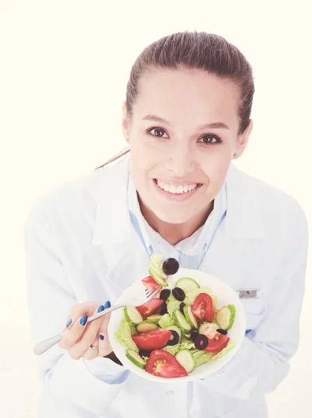 Retrato de una hermosa doctora sosteniendo un plato con verduras frescas. Mujeres doctores. — Foto de Stock