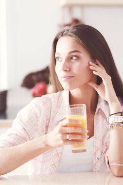 Mutfakta masada oturan genç bir kadın. Genç kadın.