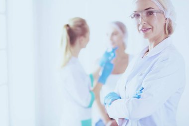 Tıbbi ekipman: Beyaz arka planda mavi steteskop ve tablet. Tıbbi ekipman