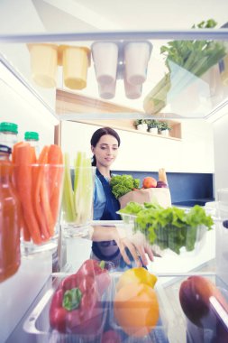 Elinde steteskop ve tabletle arkadaş canlısı kadın doktor portresi..