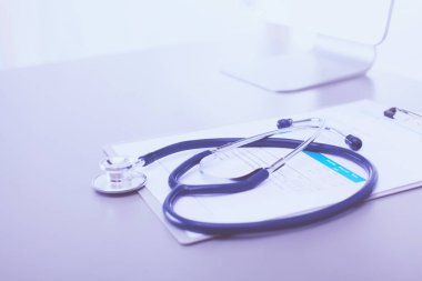 Tıbbi ekipman: Beyaz arka planda mavi steteskop ve tablet. Tıbbi ekipman
