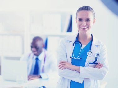 Ofiste tokalaşırken gülümseyen iki genç tıp adamı. Doktorlar. Takım çalışması.