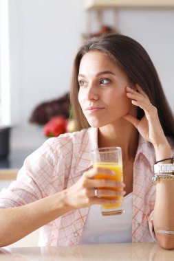 Mutfakta masada oturan genç bir kadın. Genç kadın.