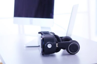 Bilgisayarlı sanal gerçeklik gözlükleri. İş. 3D teknoloji