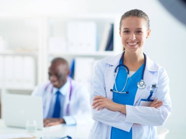 Ofiste tokalaşırken gülümseyen iki genç tıp adamı. Doktorlar. Takım çalışması.