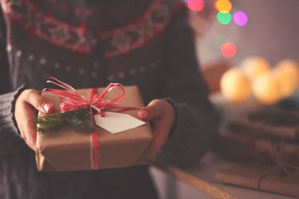 Mains de femme tenant boîte cadeau de Noël. Noël — Photo