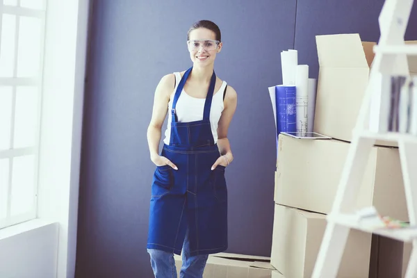 Retrato de mujer joven mientras está de pie nuevo apartamento  . —  Fotos de Stock