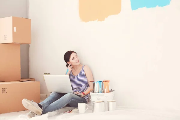 Ritratto Giovane Donna Mentre Dipinge Nuovo Appartamento Seduta Con Computer — Foto Stock