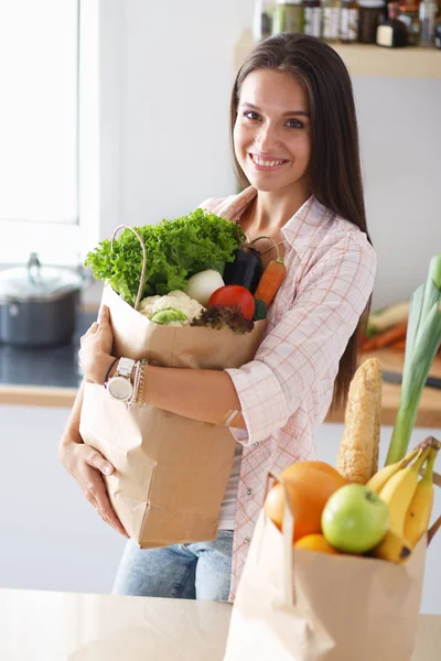 Mujer joven sosteniendo bolsa de la compra de comestibles con verduras. Mujer joven — Foto de Stock