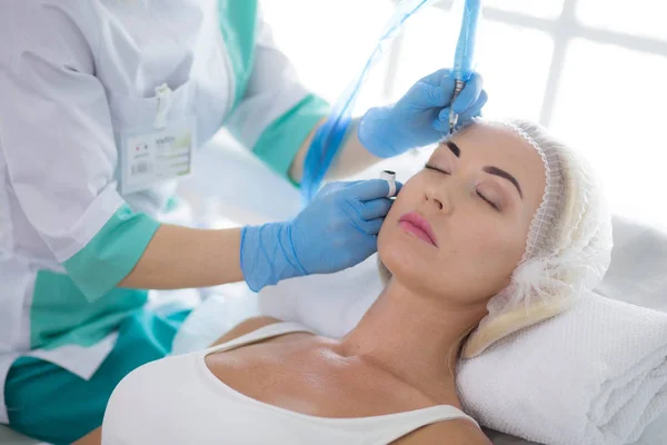 Permanent makeup for eyebrows. Closeup of beautiful woman with thick brows in beauty salon. — Stock Photo, Image