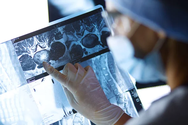 Dos mujeres médicas que miran rayos X en un hospital. — Foto de Stock