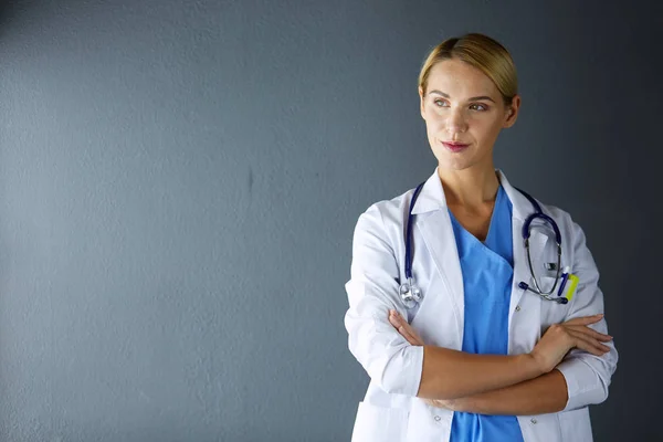Portrait of young woman doctor with white coat standing in hospital. — Stock Photo, Image