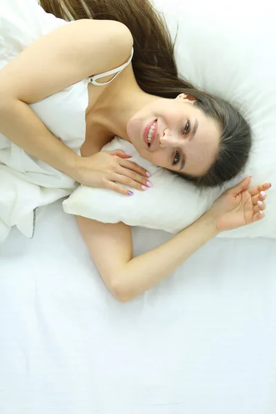 Hermosa chica duerme en el dormitorio, acostado en la cama . — Foto de Stock