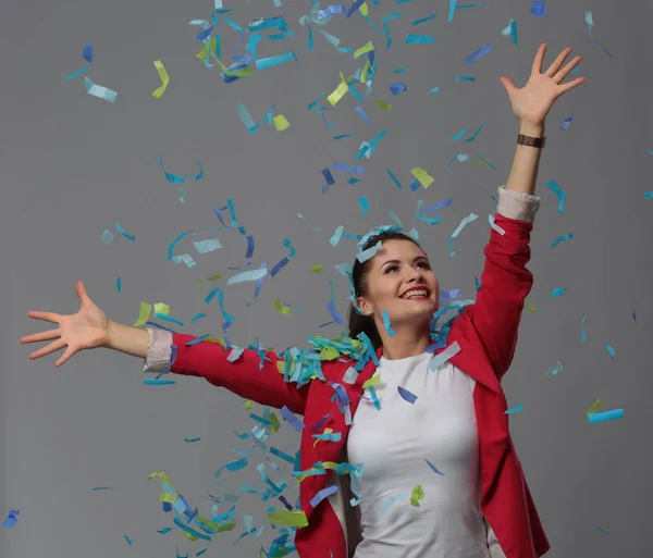 Portreit mooie gelukkige vrouw op feest feestje met confetti. Verjaardag of nieuwe jaar vooravond vieren concept. — Stockfoto