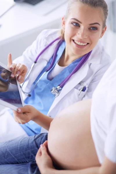 Młoda lekarka badająca kobietę w ciąży w klinice. — Zdjęcie stockowe