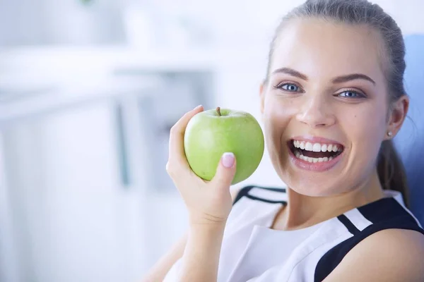 Portrait rapproché d'une femme souriante et en bonne santé à la pomme verte. — Photo