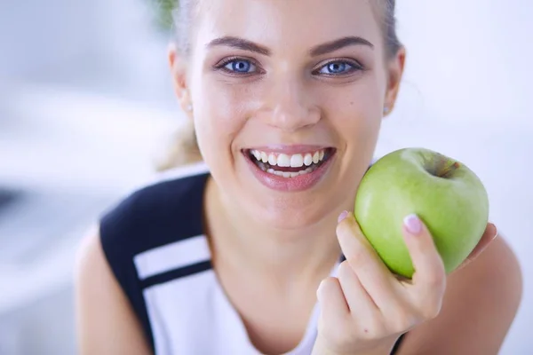 Portrait rapproché d'une femme souriante et en bonne santé à la pomme verte. — Photo