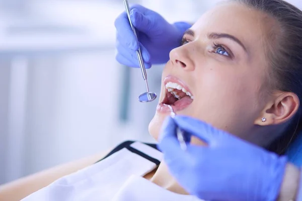 Jonge vrouwelijke patiënt met open mond onderzoeken tandheelkundige inspectie op tandartspraktijk. — Stockfoto