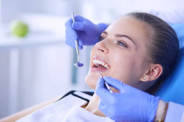 Giovane paziente femminile con bocca aperta che esamina l'ispezione dentale presso lo studio dentistico. — Foto Stock