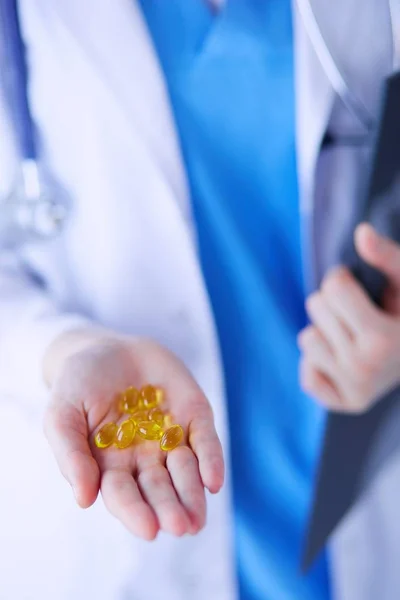 Zbliżenie zdjęcia lekarzy trzymających tabletki. — Zdjęcie stockowe
