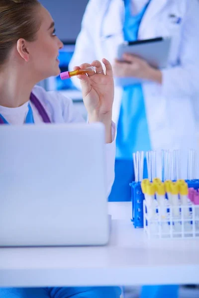 Dos doctoras jóvenes en el laboratorio médico con pruebas. —  Fotos de Stock