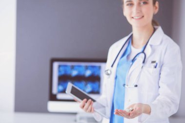 hapları ve tablet Kliniği'nde tutan doktor doz.