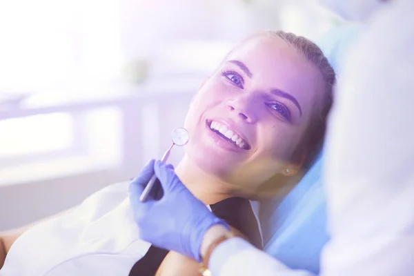 Fiatal nő, csinos mosollyal, fogorvosi vizsgálat a fogorvosi rendelőben.. — Stock Fotó