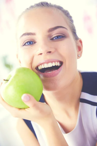 Primer plano retrato de mujer sonriente saludable con manzana verde. —  Fotos de Stock