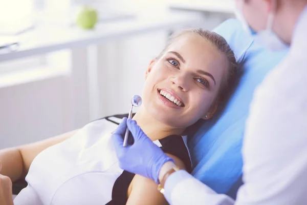 Joven paciente femenina con sonrisa bonita examinando la inspección dental en el consultorio del dentista. — Foto de Stock