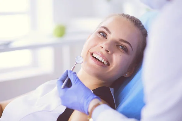 Νεαρή γυναίκα ασθενής με όμορφο χαμόγελο που εξετάζει την οδοντιατρική εξέταση στο οδοντιατρείο. — Φωτογραφία Αρχείου