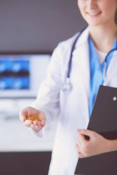 Close-up shot van artsen handen houden pillen in de kliniek. — Stockfoto