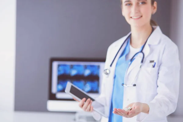 Inyección del médico sosteniendo pastillas y tabletas en la clínica . — Foto de Stock