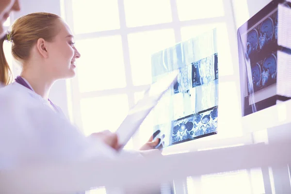 Жінки-лікарі, які дивляться і обговорюють рентгенівське зображення в лікарні . — стокове фото