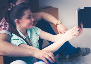 Evde oturan ipad ile katta hareketli çift. Çift