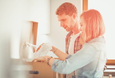 Genç atletik çift pratik acroyoga. Çiftinde Dengeleme.