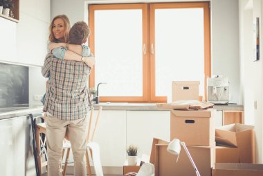 Genç çift yeni ev taşıma portresi. Genç Çift