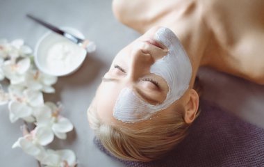 Genç bir çift yeni ev içinde hareket. Oturma ve açma sonra rahatlatıcı. Bir şey üstünde laptop arıyorum. Genç Çift