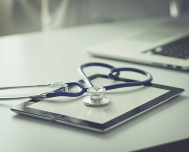 Ofiste tokalaşırken gülümseyen iki genç tıp adamı. Doktorlar. Takım çalışması.