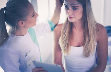 Kaşlar için kalıcı makyaj. Güzellik salonunda kalın kaşlı güzel bir kadın..