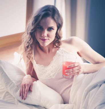 Genç kadın yatakta yatan ise kahve veya çay içme.