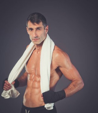 Siyah arka plan üzerine ayakta güçlü atletik adam.