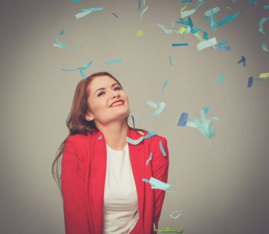 Konfeti kutlama parti güzel mutlu kadın. Doğum günü veya yeni yıl arifesi kavramı kutlama.