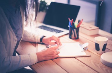 Masada oturan genç bir bayan. İş kadınıyım. Çizim. Öğrenci. İş yeri. Masa.