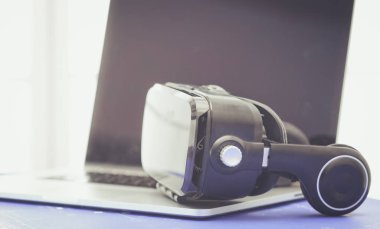 Bilgisayarlı sanal gerçeklik gözlükleri. İş. 3D teknoloji