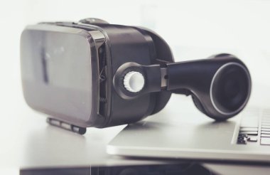 Bilgisayarlı sanal gerçeklik gözlükleri. İş. 3D teknoloji