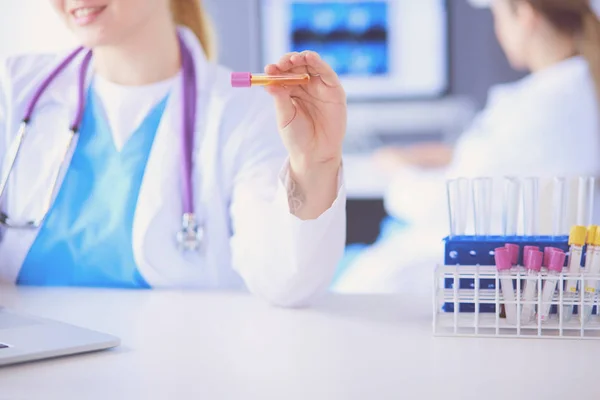 Tubo de ensayo de pholding asistente de laboratorio, vista de primer plano enfocada en los tubos con pruebas . —  Fotos de Stock